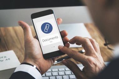 Cep telefonu kullanan iş adamı