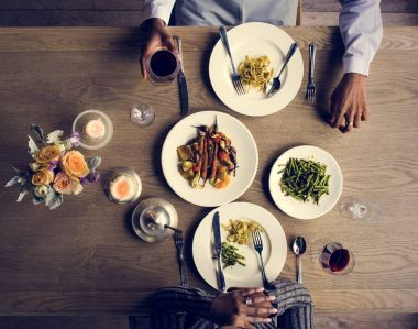 Akşam yemeği tarihi sahip çift