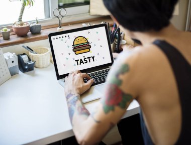 Dövmeli adam laptop çalışma