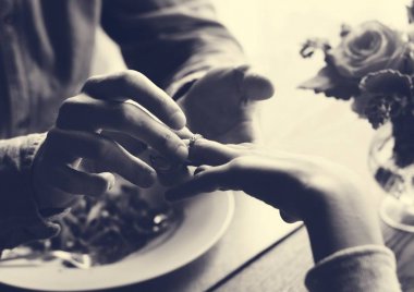 Bayan için öneriyor adam