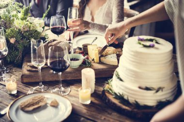 Gelin ve damat arkadaşlarıyla yemek 