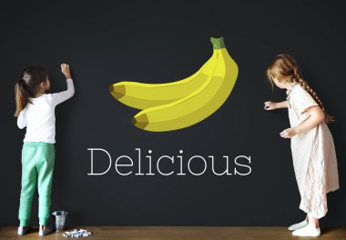 iki kız duvara çizim