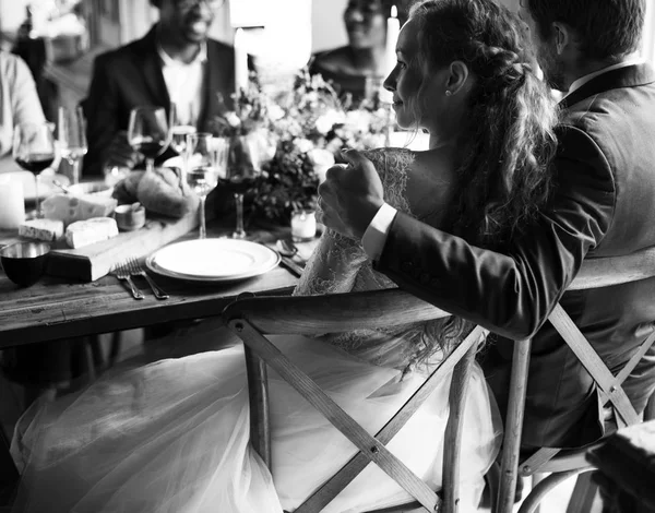 İnsanlar düğün masada kutlamak 