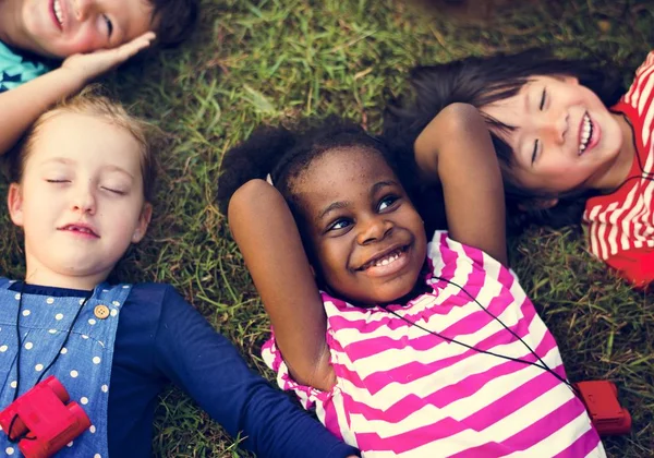 Liebenswerte Kinder legen sich hin — Stockfoto