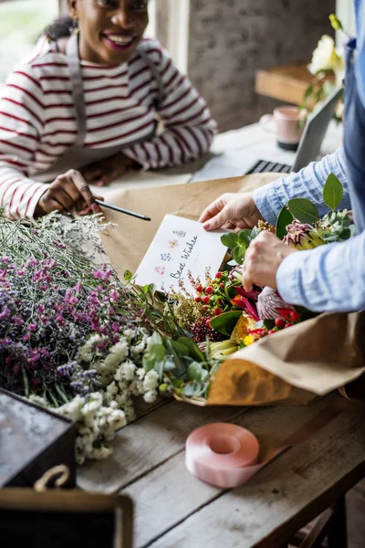 Bloemisten boeket bloemen maken — Stockfoto