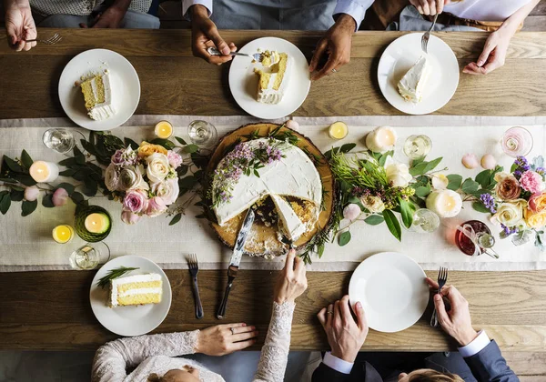 Gelin ve damat pasta kesiyor. 