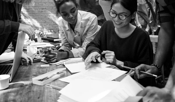 birlikte çalışan arkadaşlar öğrenciler