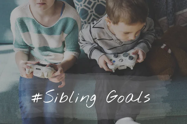 Broer en zus spelen met joysticks — Stockfoto