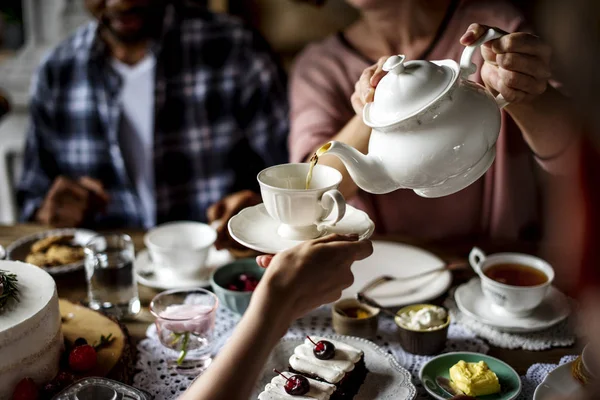 Restoranda yemek sahip insanlar
