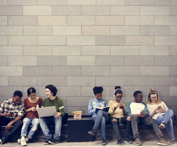 Estudiantes de diversidad sentados en la calle —  Fotos de Stock
