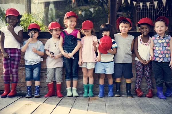 Niños sosteniendo lupa —  Fotos de Stock