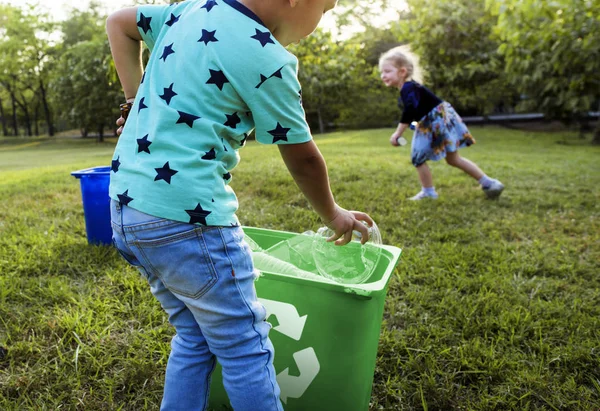 Enfants séparant les ordures pour recyclage — Photo