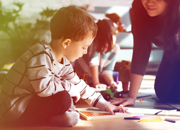 Moeder met zoon en dochter — Stockfoto