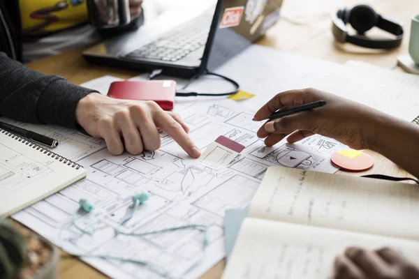 İş arkadaşları birlikte çalışıyor. 