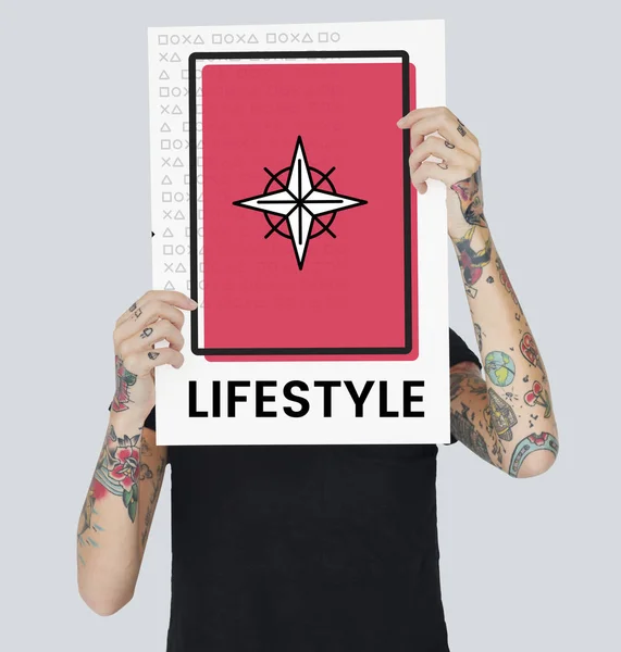 Tetovált nő gazdaság plakát — Stock Fotó