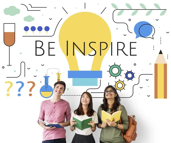 Kitaplar çok kültürlü öğrencilerle gülümseyen