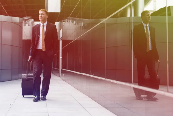 Hombre de negocios caminando con equipaje — Foto de Stock