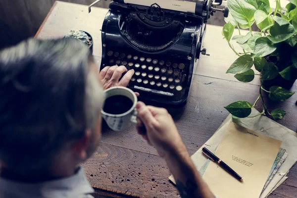 Hombre escribiendo en la máquina de escribir vintage —  Fotos de Stock