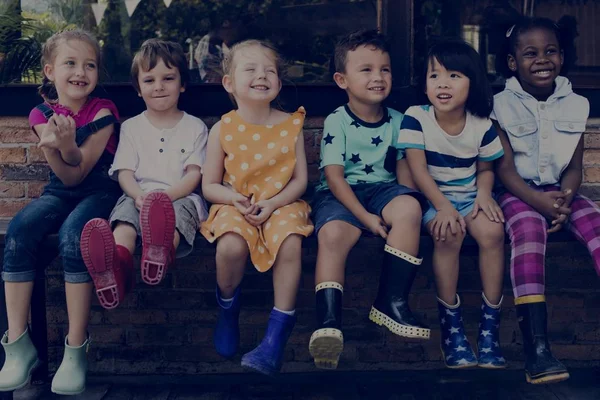 Kinderen dragen van rubberen laarzen — Stockfoto