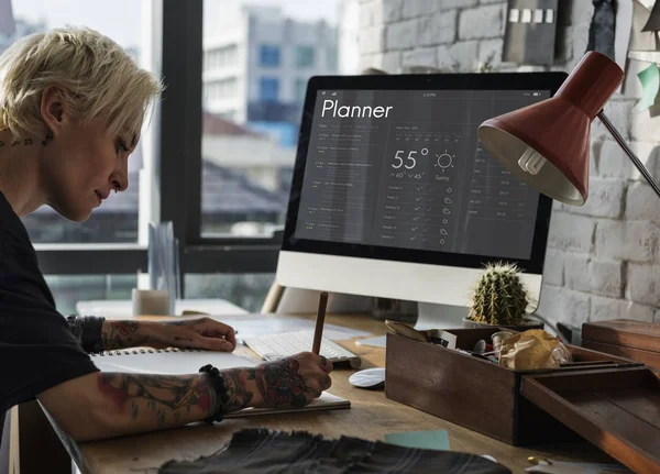 Atölyede çalışan tasarımcı