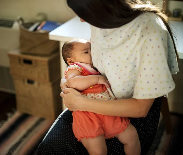Madre alimentando al bebé recién nacido —  Fotos de Stock
