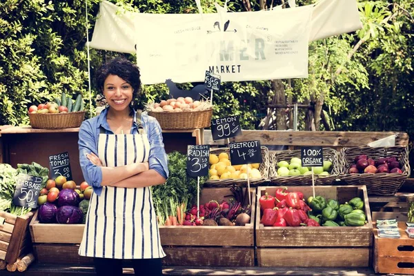 Donna proprietaria di un negozio di articoli di cortesia — Foto Stock