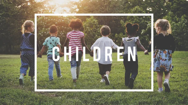 Kinderen lopen in de tuin — Stockfoto