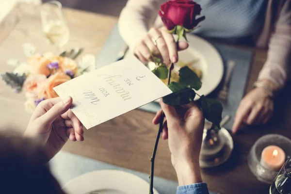Man Giving Card to Propose Woman — Stock Photo, Image