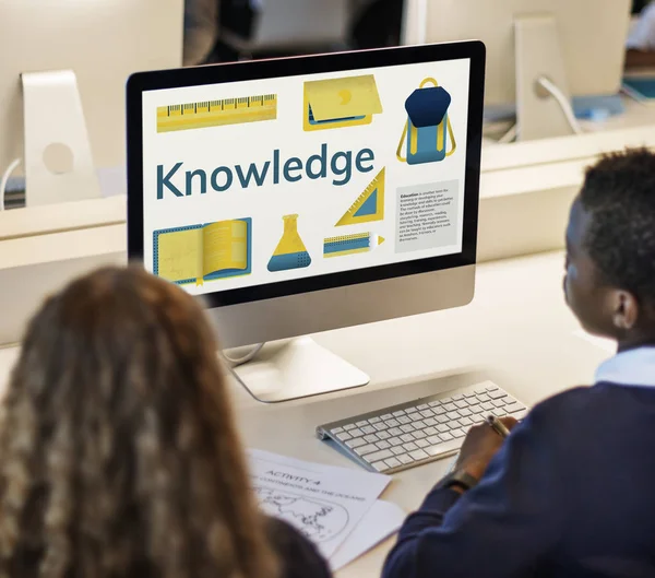 erkek ve kız monitör ekranına bakarak 