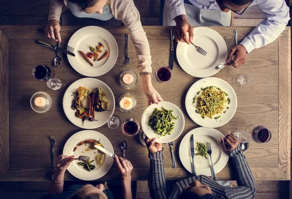 Pessoas comendo em restaurante — Fotografia de Stock