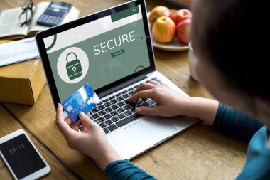 Kredi kartı tutan kadın.