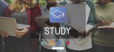 Öğrenciler birlikte okuyorlar.