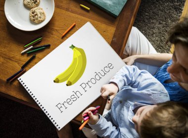 Küçük çocuk çiziyor 