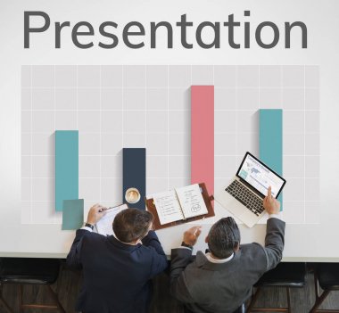 laptop ile çalışan takım elbiseli erkekler