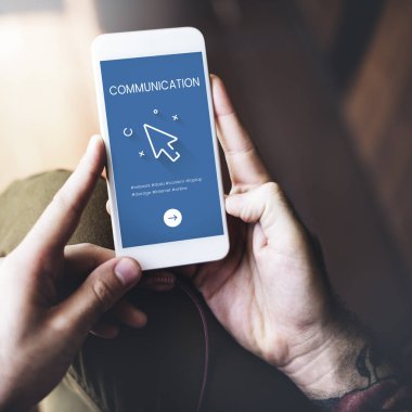 Erkek eller akıllı telefonu tutuyor.