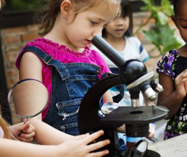 Çocuk bilim tarafından mikroskop öğrenme