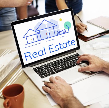 Masada dizüstü bilgisayar kullanan adam