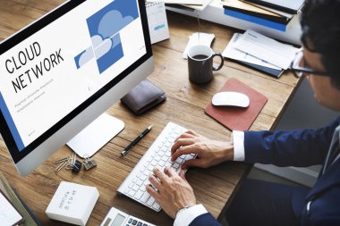 bilgisayarla çalışma iş adamı