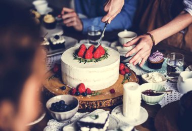 İnsanlar masada doğum günü kutlamak 