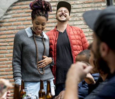 Çeşitlilik insanlar dışarı asılı