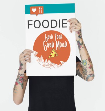 afişini tutan dövmeli kadın