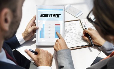 Dijital tablet kullanarak iş adamları 
