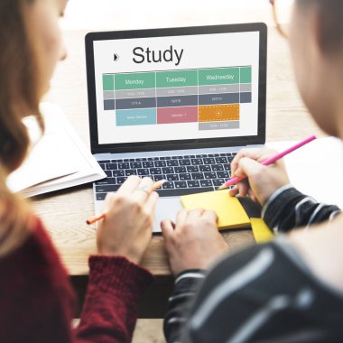 dizüstü bilgisayar kullanan iki kız