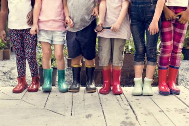 renkli lastik çizmeler giyen çocuk 