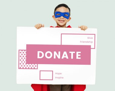 kostüm süper kahraman çocukta afişini tutar 