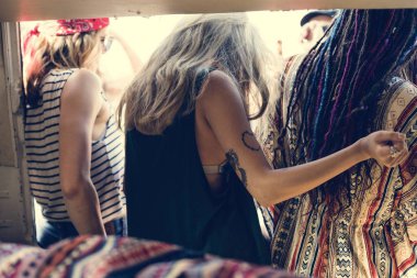  Arkadaşlar birlikte eğleniyor.