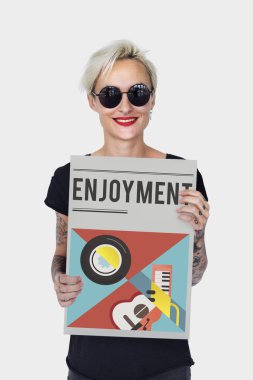 afişini tutan dövmeli kadın