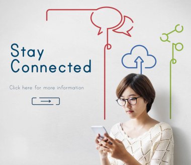 Akıllı telefon kullanan kadın