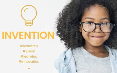 sevimli kız gülümseyerek