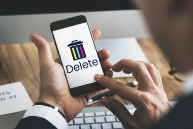 Cep telefonu kullanan iş adamı